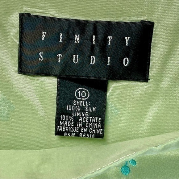 Finity Studio 2 Piece Skirt Top Set Womens 10 Sage Green 100% Silk Embroidered - Picture 10 of 12
